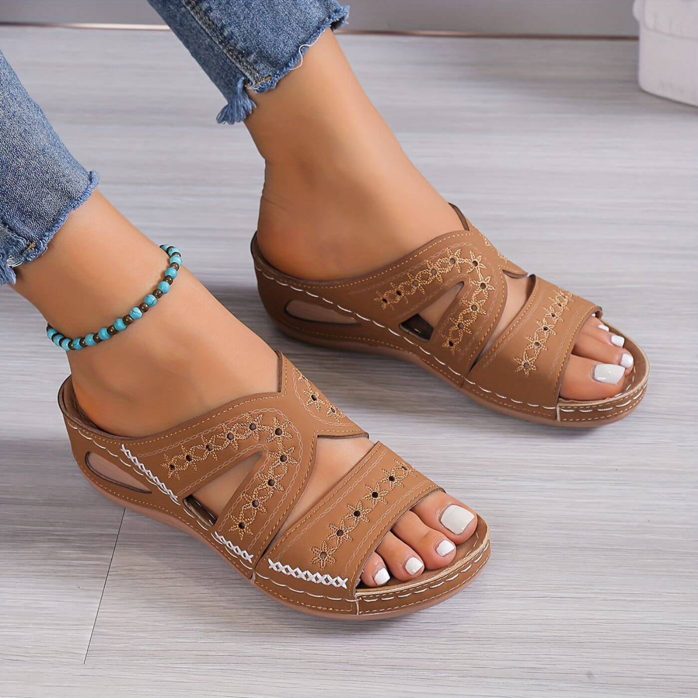 Quinn gel cushioned sandals detail