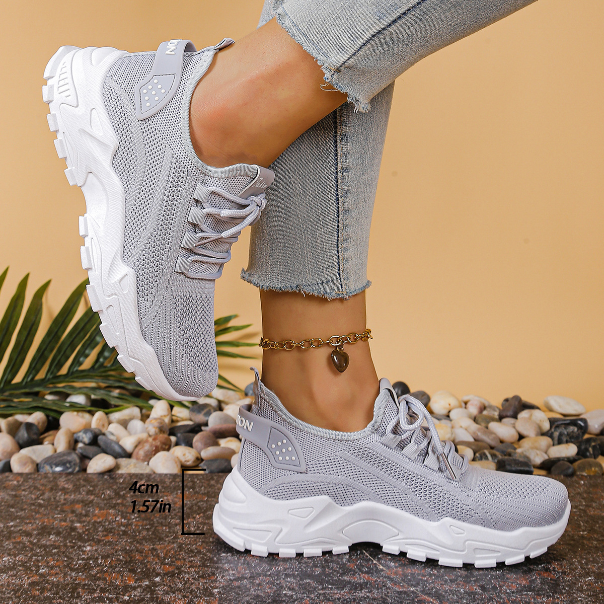 Chunky sole lace-up mesh sneakers, detail of the laces