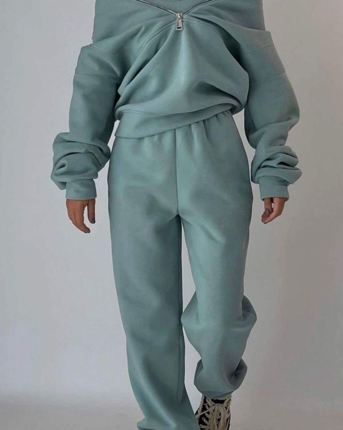 Half-zip pullover and high-waisted jogger set, detail of the joggers