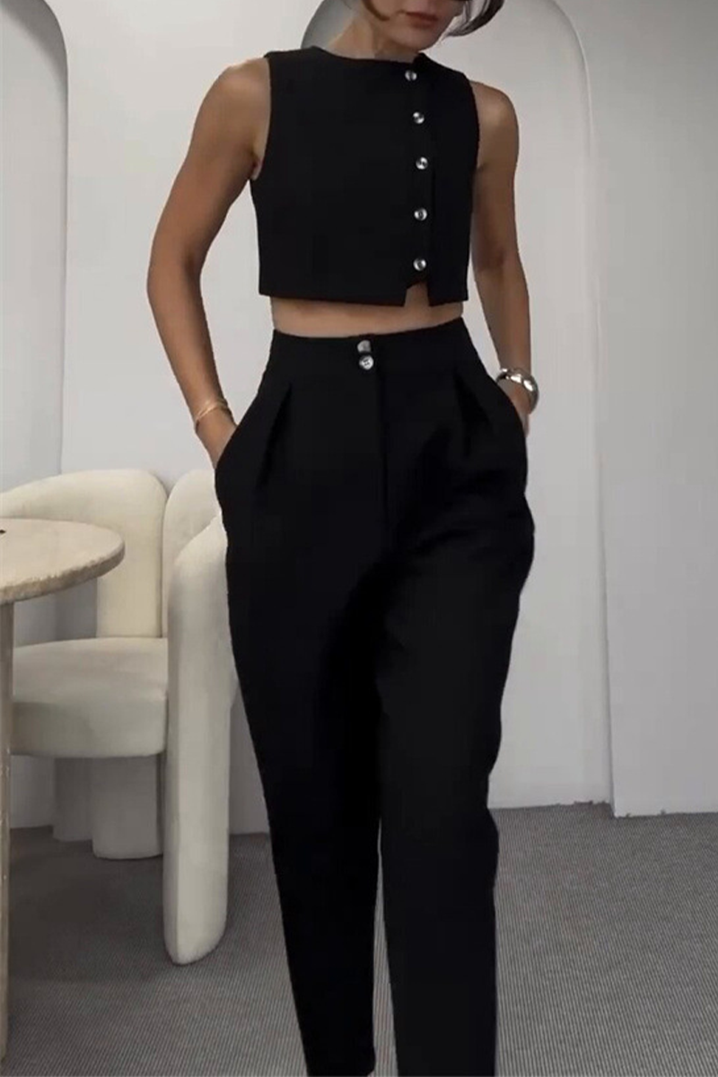 Sleeveless button-detail two-piece set, detail of the bottoms