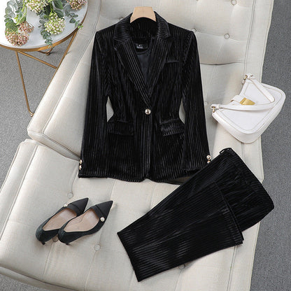 Long blazer and straight-leg trouser suit, detail of the blazer