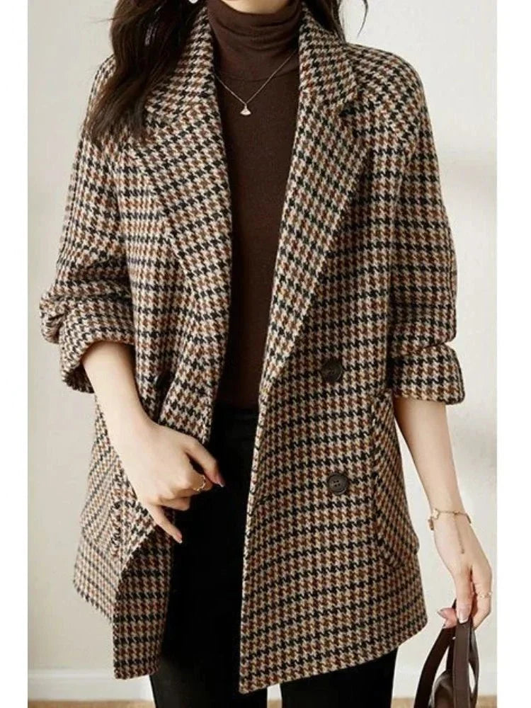 Double-breasted houndstooth blazer coat, detail of the sleeve